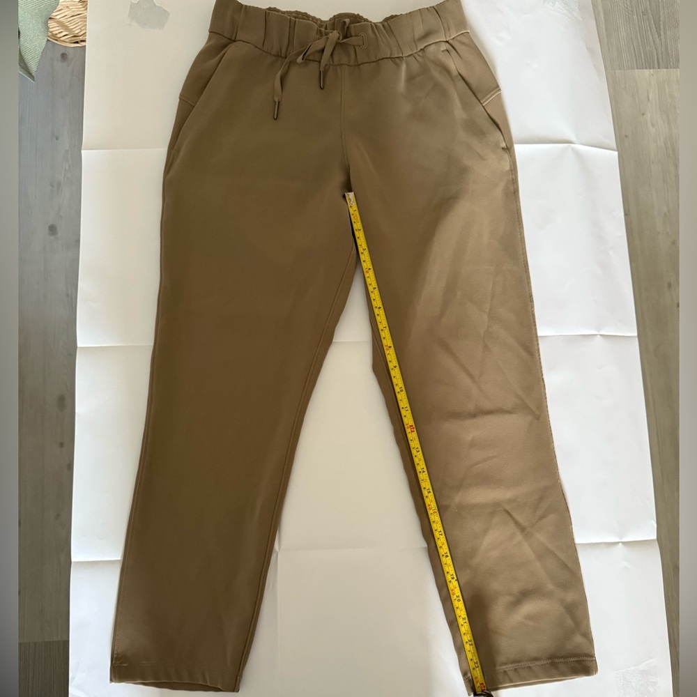Lululemon women’s on the fly cropped pants. Size 4. Khaki.